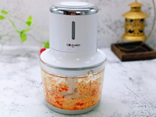 6、荷兰豆炒虾仁,大蒜，辣椒放入绞肉机中，绞碎取出。