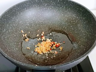 8、荷兰豆炒虾仁,起油锅，加入蒜辣椒碎炒香。