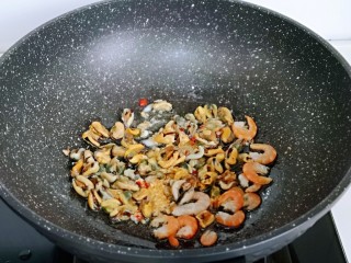 9、荷兰豆炒虾仁,加入泡软的海虹肉与虾仁煸炒。