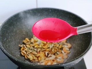 10、荷兰豆炒虾仁,加入料酒。
