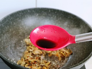 11、荷兰豆炒虾仁,再加入生抽翻炒均匀。