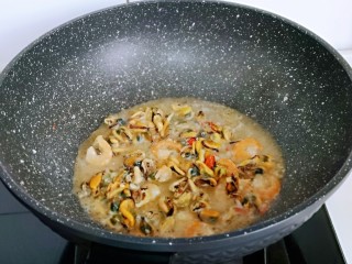 12、荷兰豆炒虾仁,加入一汤勺纯净水，中小火将海虹肉与虾干炒熟。