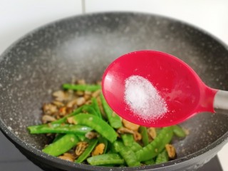 13、荷兰豆炒虾仁,待海虹肉与虾干炒熟后加入焯水的荷兰豆，再按个人口味加入盐，快速翻炒1分钟，关火。