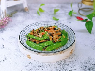 14、荷兰豆炒虾仁,盛出装盘，撒上熟白芝麻点缀。