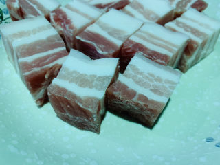 1、腐竹红烧肉,超市买已经切好的五花肉