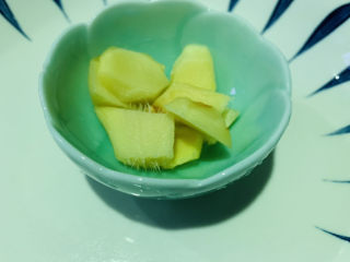 2、腐竹红烧肉,准备生姜、香叶、八角等香料