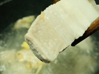 3、腐竹红烧肉,五花肉焯水，夹起，沥干水分