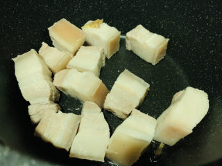 4、腐竹红烧肉,锅烧热，下五花肉