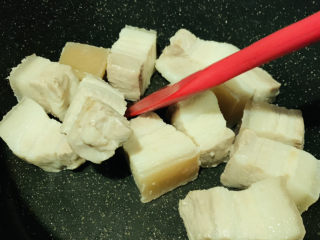 5、腐竹红烧肉,翻炒