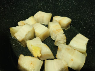 6、腐竹红烧肉,炒至五花肉微出油，呈微焦，起锅先呈碗里