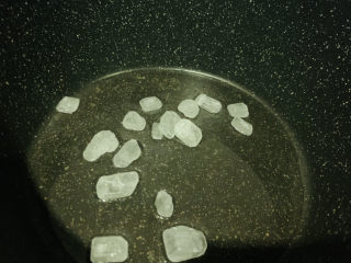 7、腐竹红烧肉,另起锅，加冰糖和清水