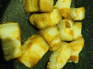 9、腐竹红烧肉,呈微黄色，就可以加入五花肉，翻炒上色