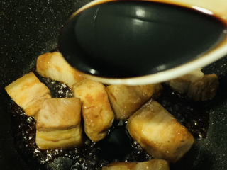 10、腐竹红烧肉,加一勺酱油、一勺生抽、一勺料酒，继续翻炒