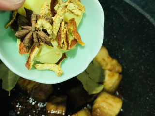 11、腐竹红烧肉,加香料