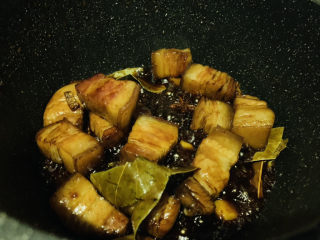 12、腐竹红烧肉,再翻炒一会