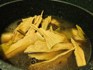 13、腐竹红烧肉,加入适量清水和腐竹，腐竹不用泡水，直接加进去，和五花肉慢慢焖煮