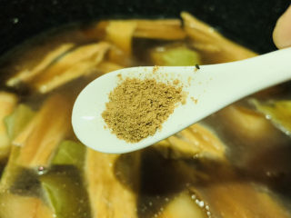 14、腐竹红烧肉,加少许五香粉