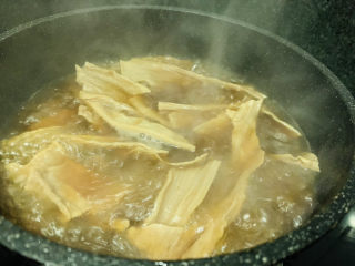 15、腐竹红烧肉,大火烧开，转中小火焖45分钟