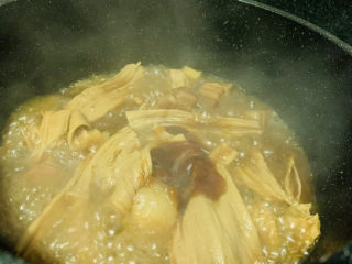 16、腐竹红烧肉,汤汁浓稠的时候加些蚝油