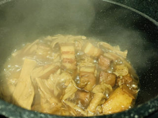 17、腐竹红烧肉,转大火，开始收汁