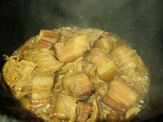 18、腐竹红烧肉,起锅