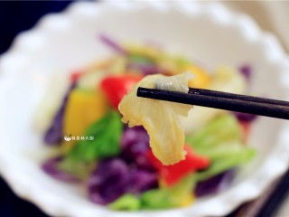 12、捞汁手撕拌菜,让菜少一些油炒炸烤，多一些健康。