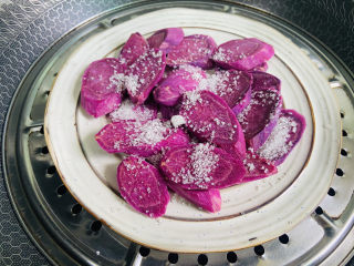 5、紫薯椰蓉球,上锅大火蒸十分钟