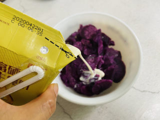 7、紫薯椰蓉球,加入少许牛奶