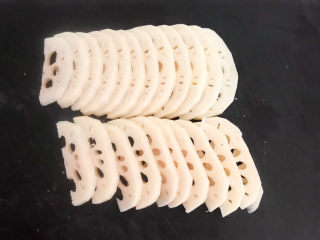 3、莲藕炒肉片,鲜藕切成小片