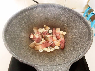 7、莲藕炒肉片,煸炒3分钟