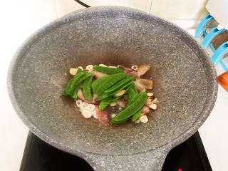 8、莲藕炒肉片,加入荷兰豆