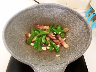 9、莲藕炒肉片,煸炒2分钟