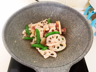 13、莲藕炒肉片,翻炒均匀即可，莲藕炒肉片做好了