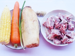 1、莲藕排骨汤,准备好所有食材。