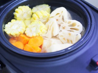 10、莲藕排骨汤,放入电饭煲中。