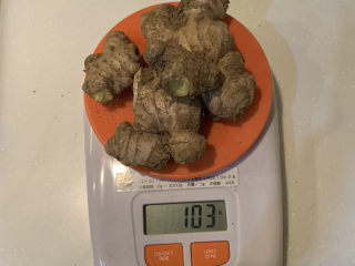 1、姜汁撞奶,准备好100g生姜