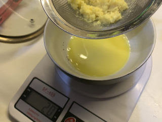 6、姜汁撞奶,过掉姜末，准备好20g姜汁