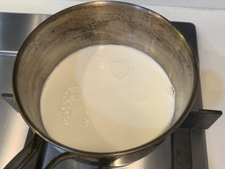 8、姜汁撞奶,锅里倒入牛奶，小火慢煮