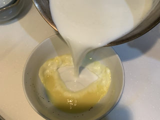 11、姜汁撞奶,把锅里牛奶倒入备好的姜汁里