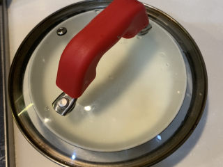 12、姜汁撞奶,盖上锅盖，不要挪动，不要搅动，焖10分钟后，直到凝固就可以打开来吃了