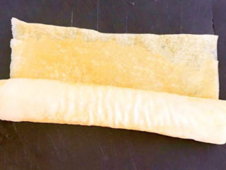 2、卤素鸡,把2张豆皮放在一起卷起来，尽量卷得紧实点