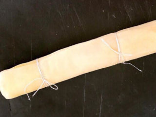 3、卤素鸡,豆皮卷好后用白线捆起来