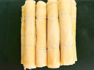 4、卤素鸡,把所有的豆皮都卷好