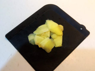 8、卤素鸡,鲜姜切成小片