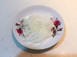 9、卤素鸡,圆葱切成丝