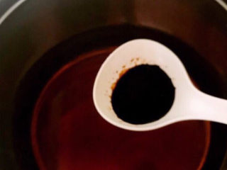 11、卤素鸡,加入老抽，加入料酒和精盐