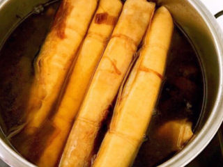 12、卤素鸡,锅里加入五花肉，所有干调，加入葱姜，烧开后煮五分钟，加入豆卷