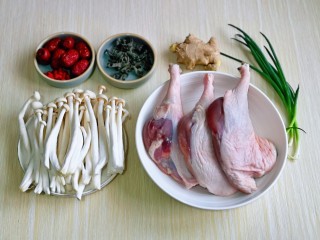1、老鸭煲,准备食材。
