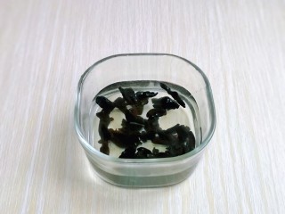 2、老鸭煲,首先我们一定要先把黑木耳泡发。