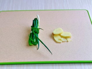 6、老鸭煲,小葱去皮去根卷起来，姜去皮切片。